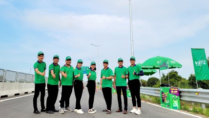 VETC triển khai dịch vụ dán thẻ thu phí không dừng tại cao tốc Trung Lương Mỹ Thuận